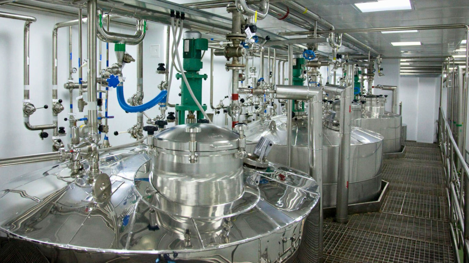 Limpieza biológica de depósito industrial en acero inoxidable