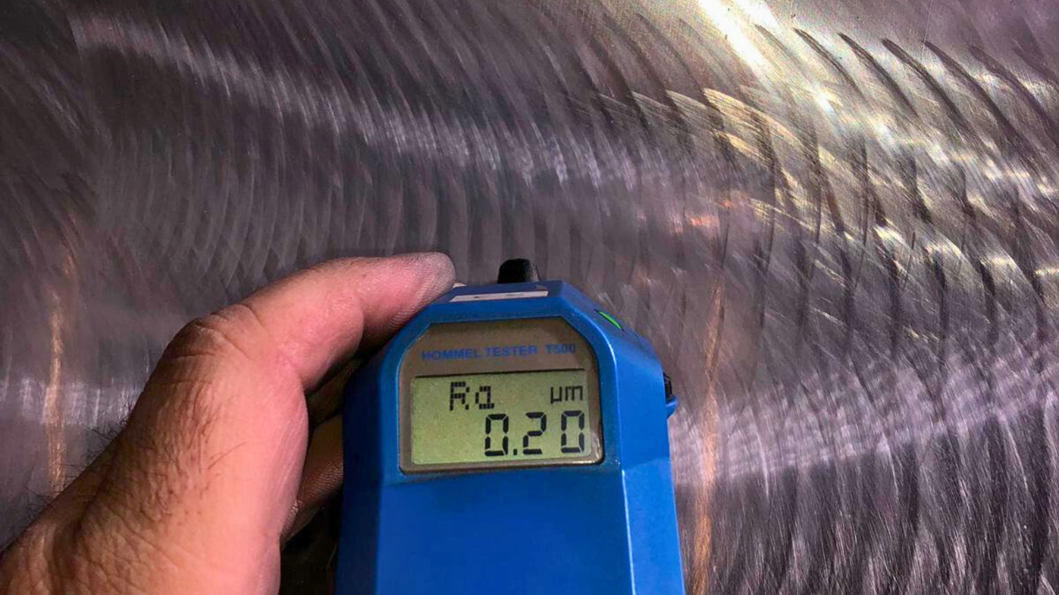 Resultado de pulido y arenado en depósito industrial de acero inoxidable