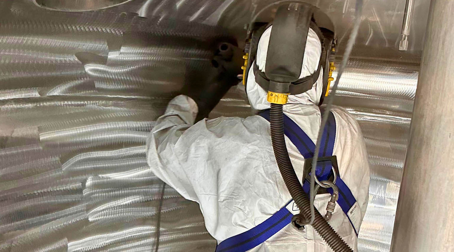 Preparación de superficie de acero inoxidable mediante arenado con corindón