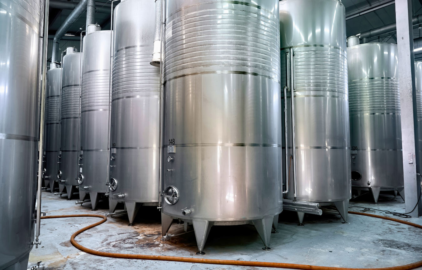 Limpieza de fermentador de acero inoxidable en industria vinícola